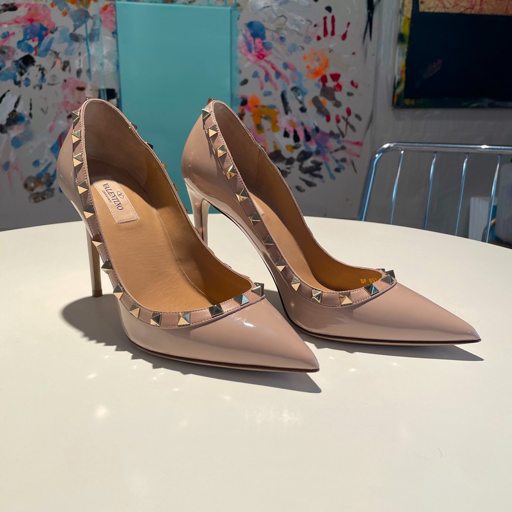 Valentino Garavani Rockstud Poudre 4in heels